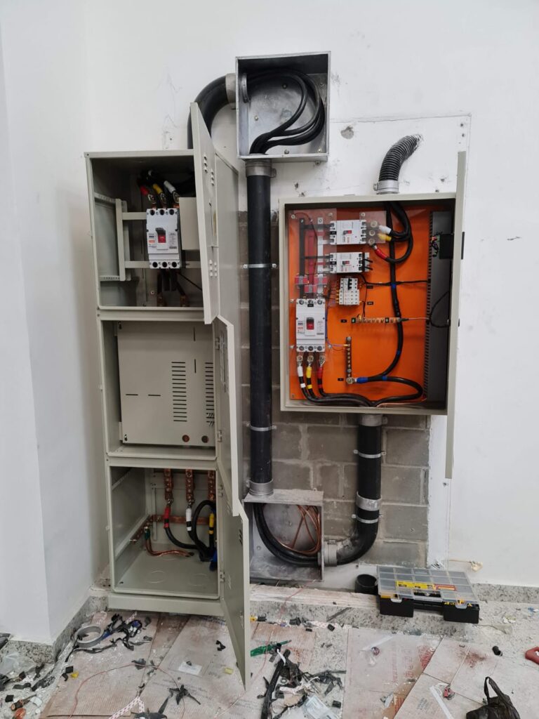 Espaço dos Móveis em Queimados
Readequacão da Padrão de entrada concessionária light PMD-1 150kva 400A 3~ Para CSMD 600A 150kva 400A 3~ Para receber o Sistema fotovoltaica